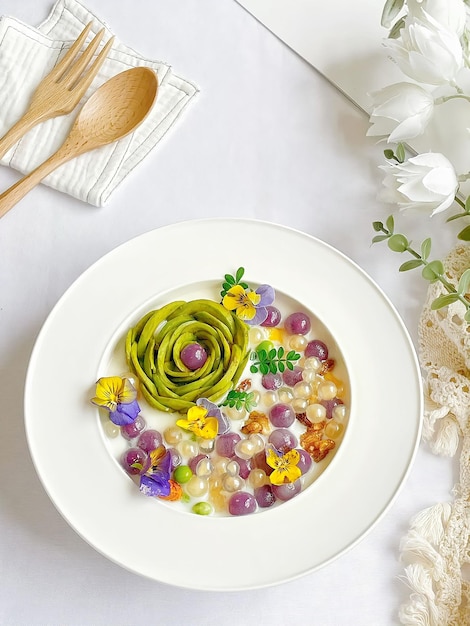 Talerz z kolorowym daniem